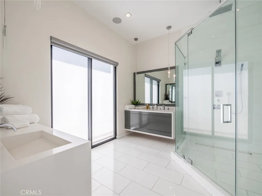 619 S Orange Los Angeles, CA 90036
