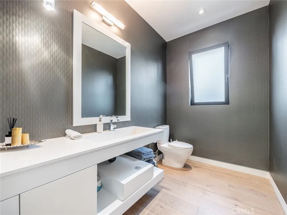 619 S Orange Los Angeles, CA 90036