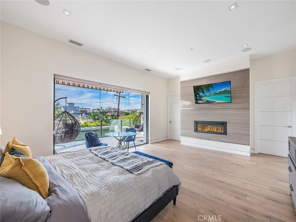 619 S Orange Los Angeles, CA 90036