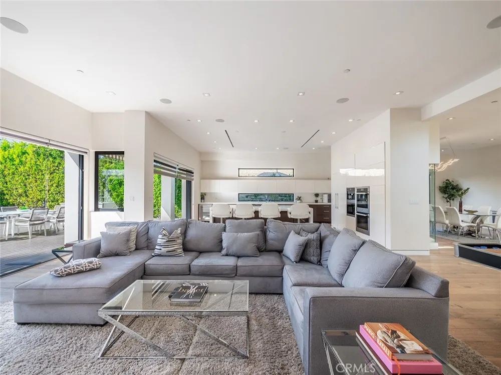 619 S Orange Los Angeles, CA 90036