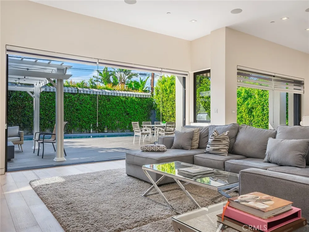 619 S Orange Los Angeles, CA 90036