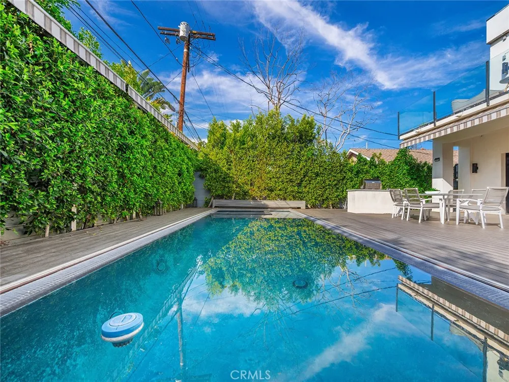 619 S Orange Los Angeles, CA 90036