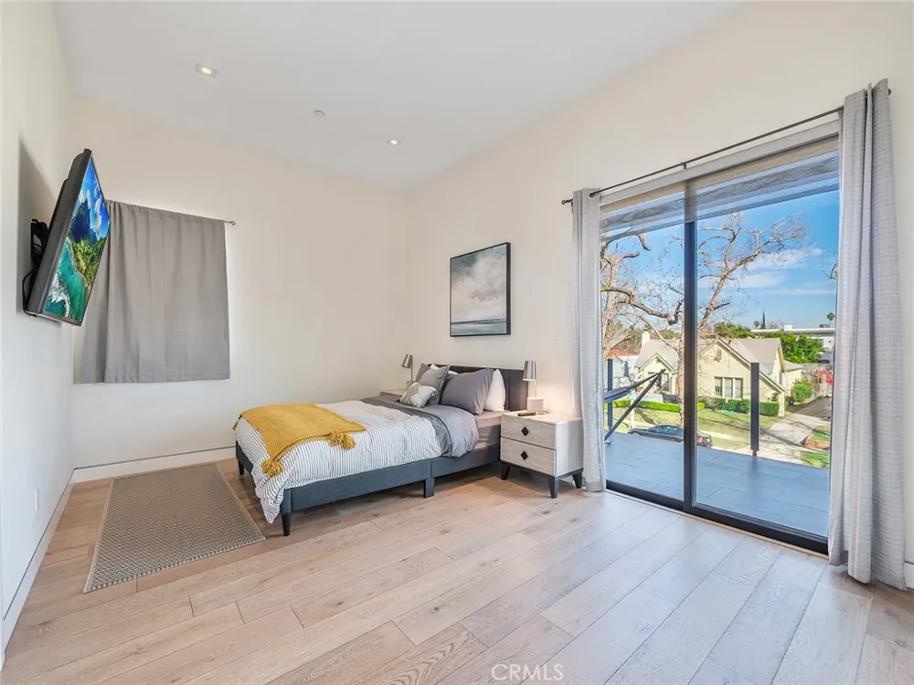 619 S Orange Los Angeles, CA 90036