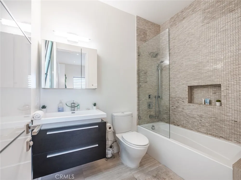 619 S Orange Los Angeles, CA 90036