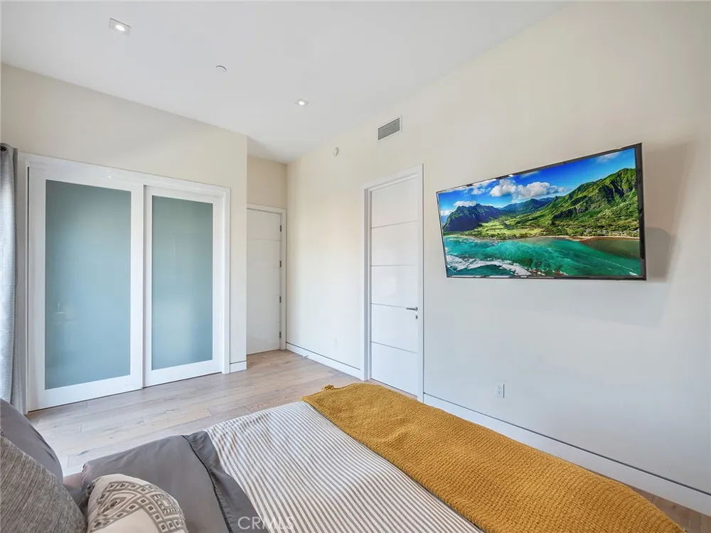 619 S Orange Los Angeles, CA 90036
