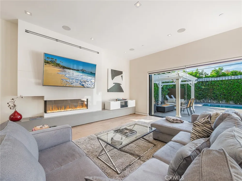 619 S Orange Los Angeles, CA 90036