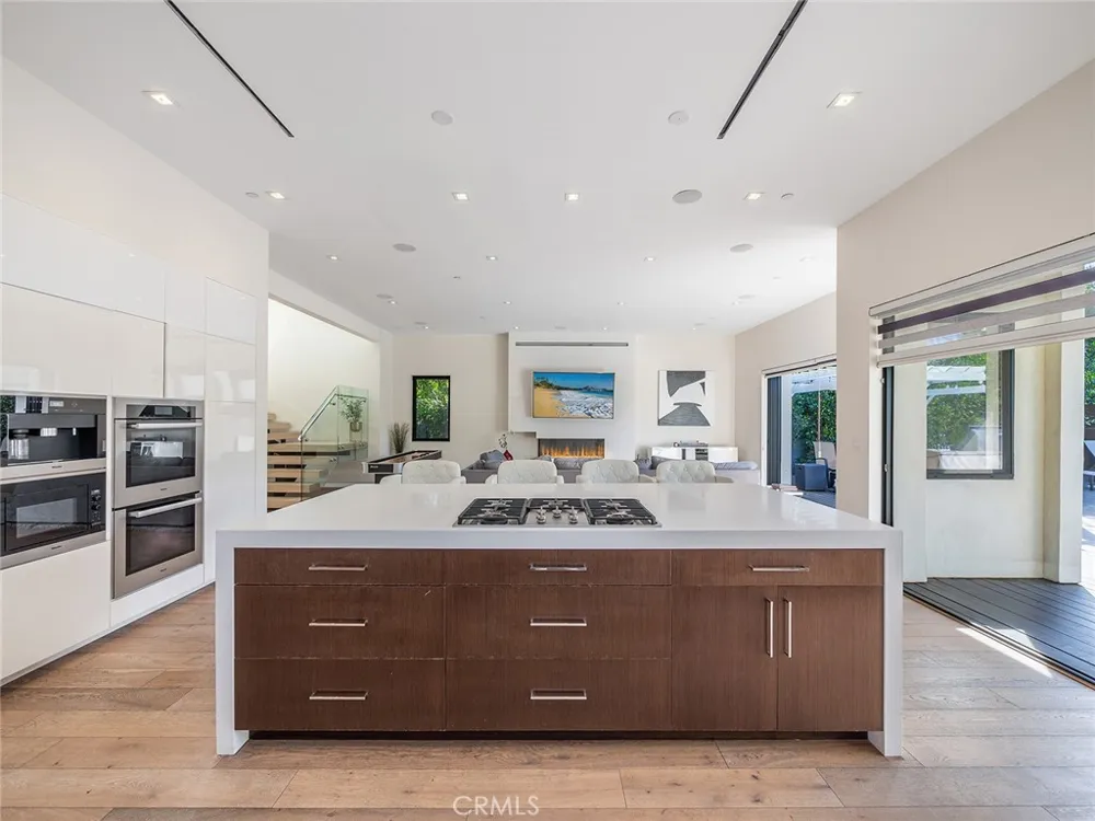 619 S Orange Los Angeles, CA 90036