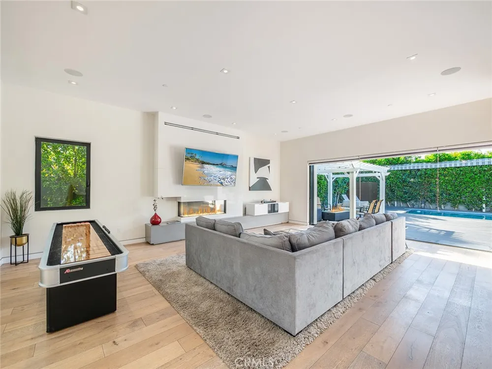 619 S Orange Los Angeles, CA 90036