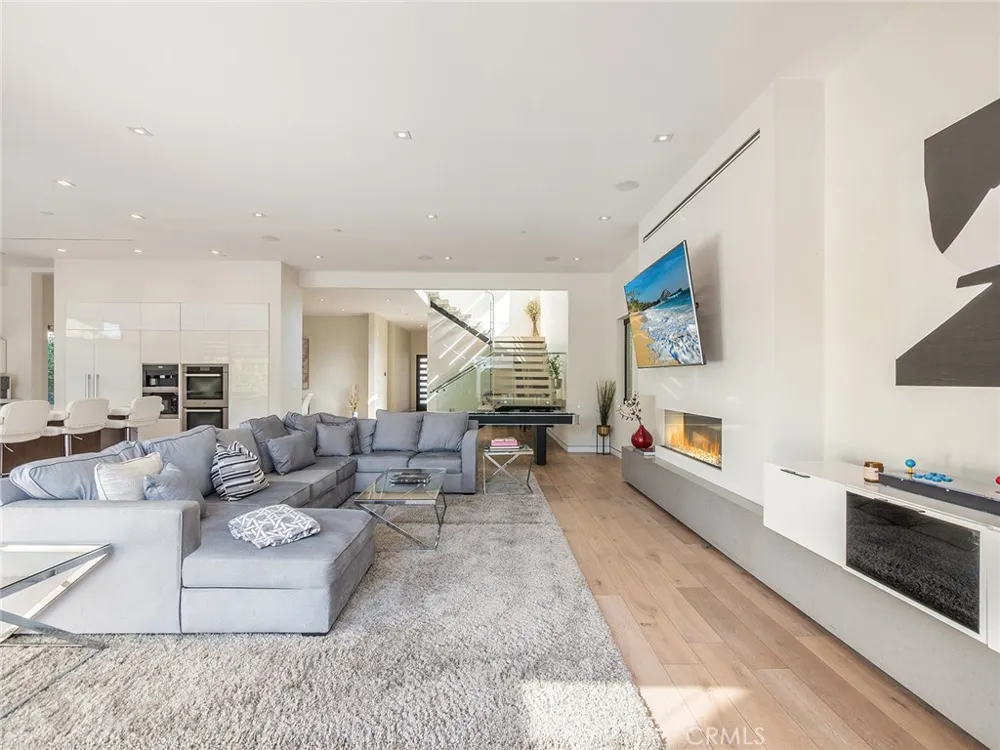 619 S Orange Los Angeles, CA 90036