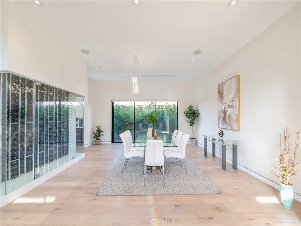 619 S Orange Los Angeles, CA 90036