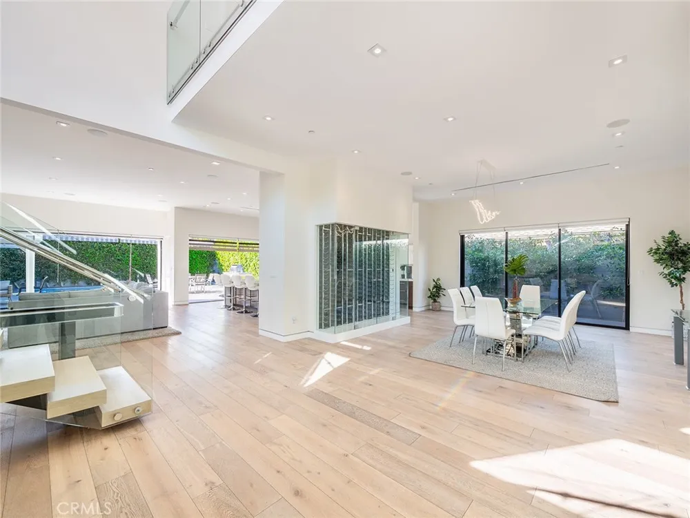 619 S Orange Los Angeles, CA 90036