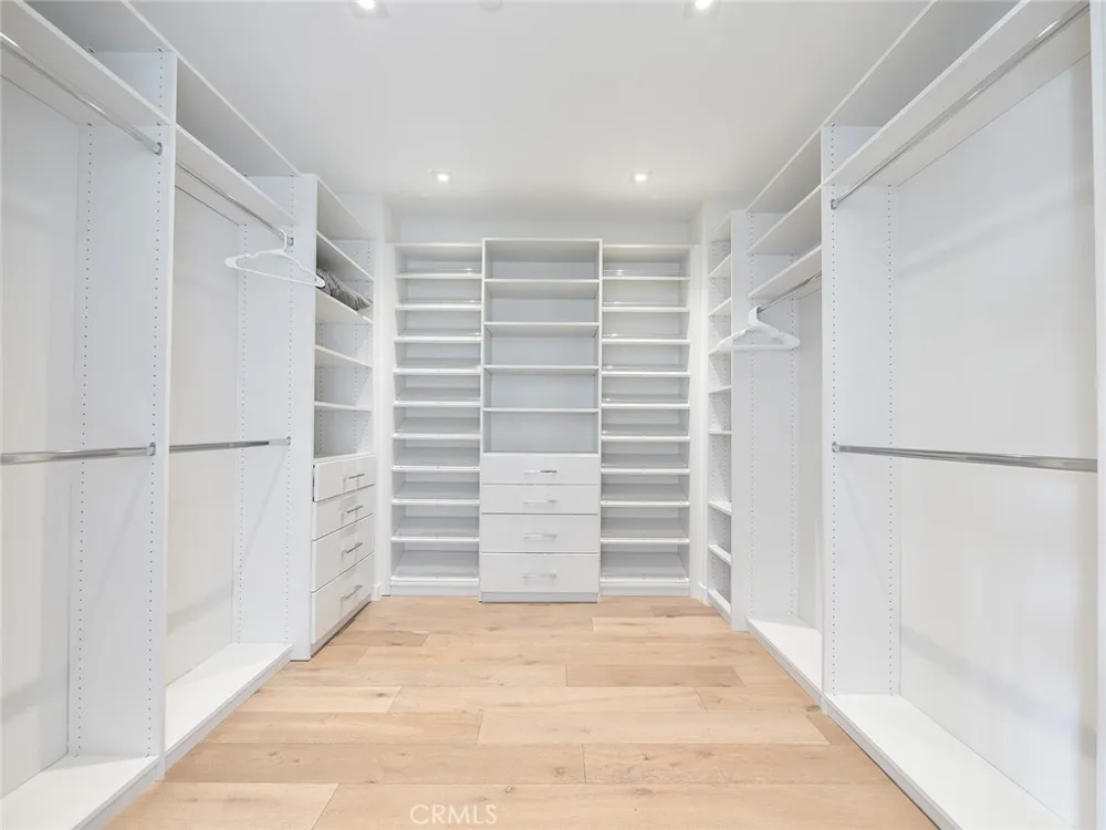 619 S Orange Los Angeles, CA 90036