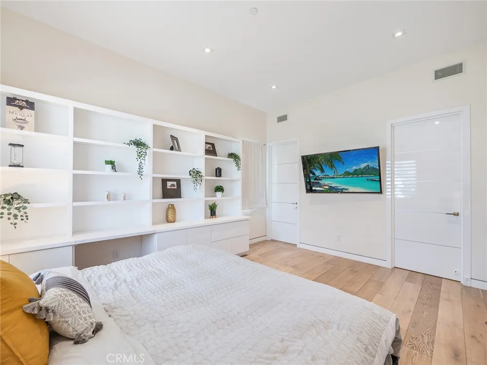619 S Orange Los Angeles, CA 90036