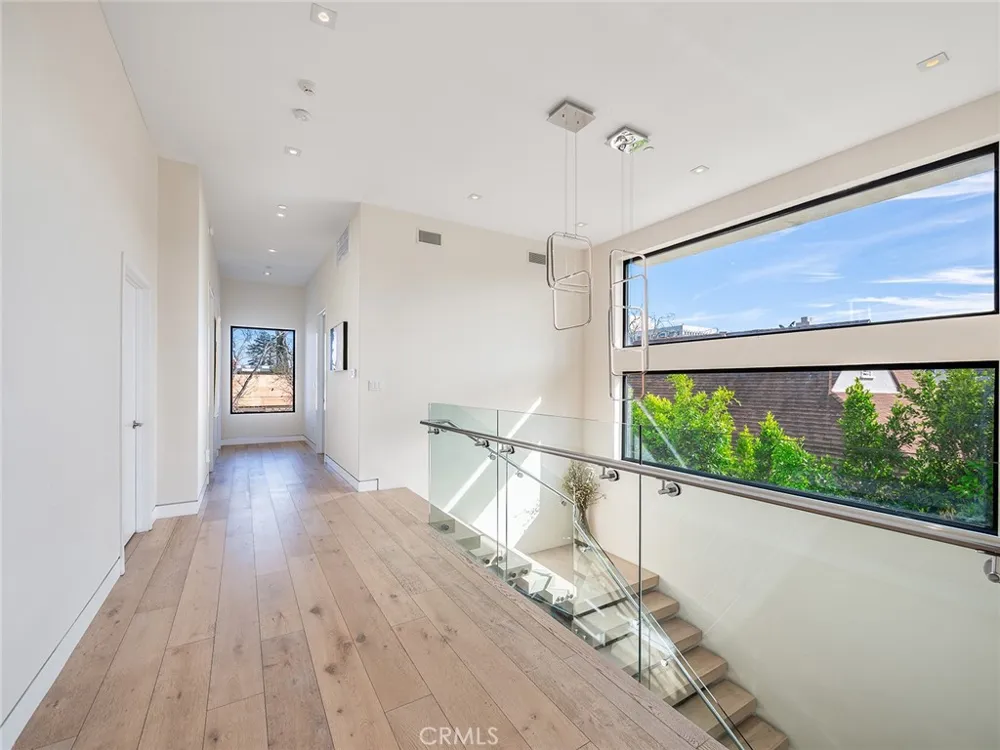 619 S Orange Los Angeles, CA 90036