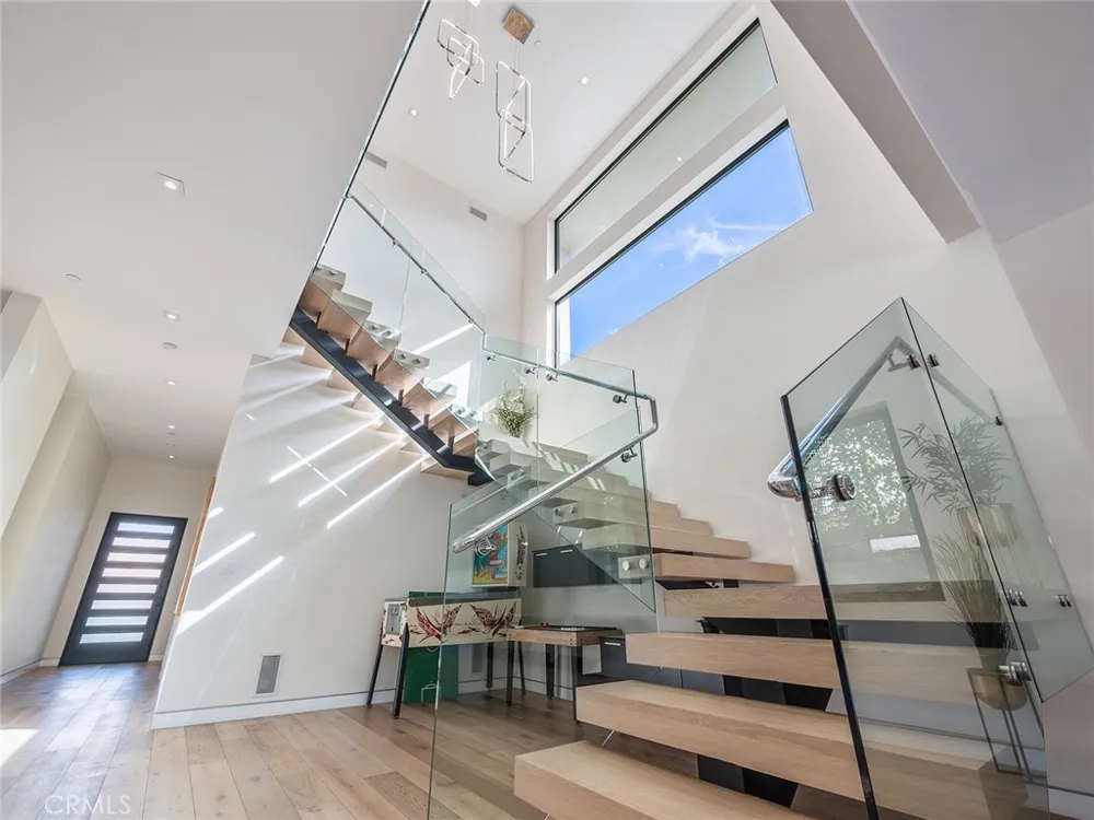 619 S Orange Los Angeles, CA 90036
