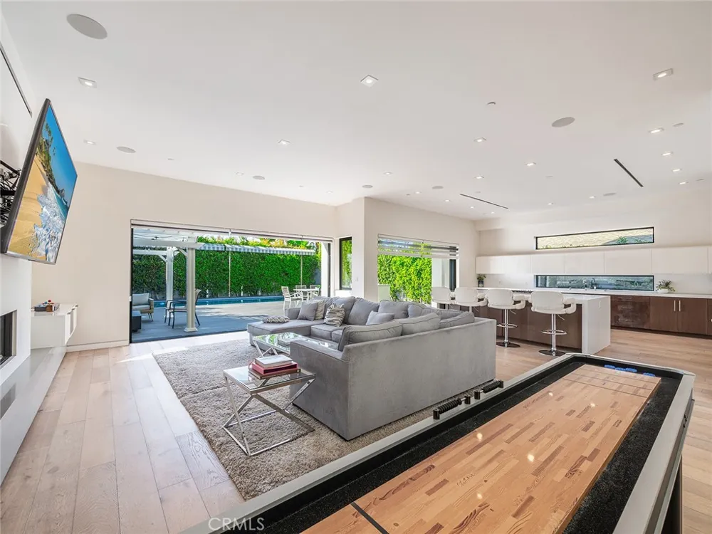 619 S Orange Los Angeles, CA 90036