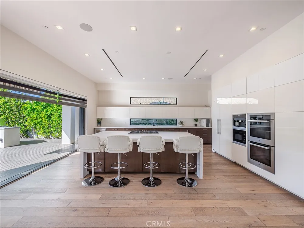 619 S Orange Los Angeles, CA 90036
