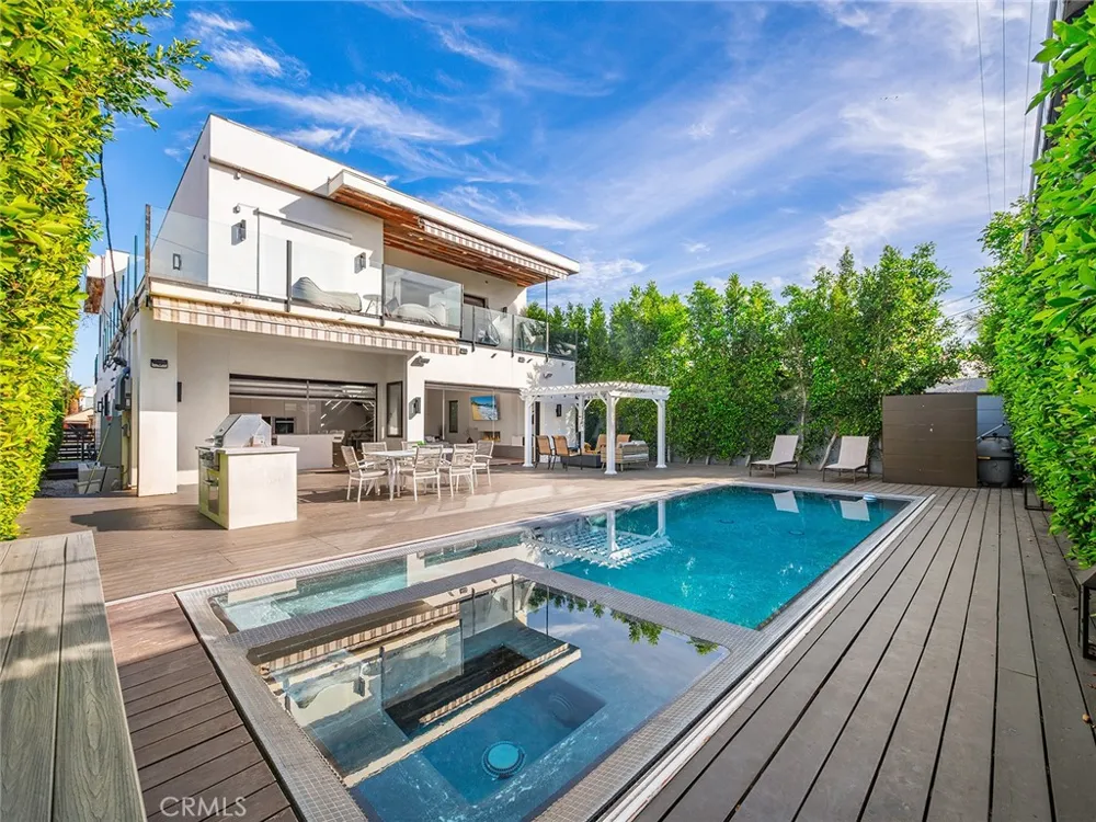 619 S Orange Los Angeles, CA 90036