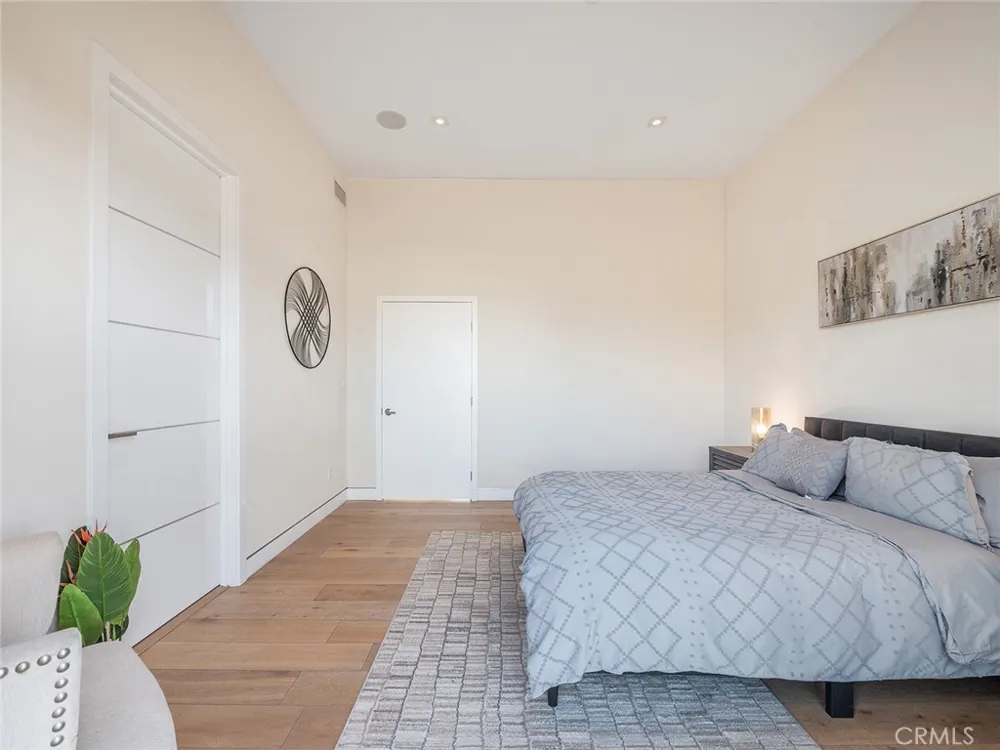 619 S Orange Los Angeles, CA 90036