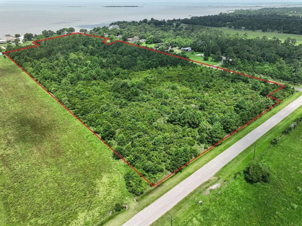 1750 W Bayshore Anahuac, TX 77514