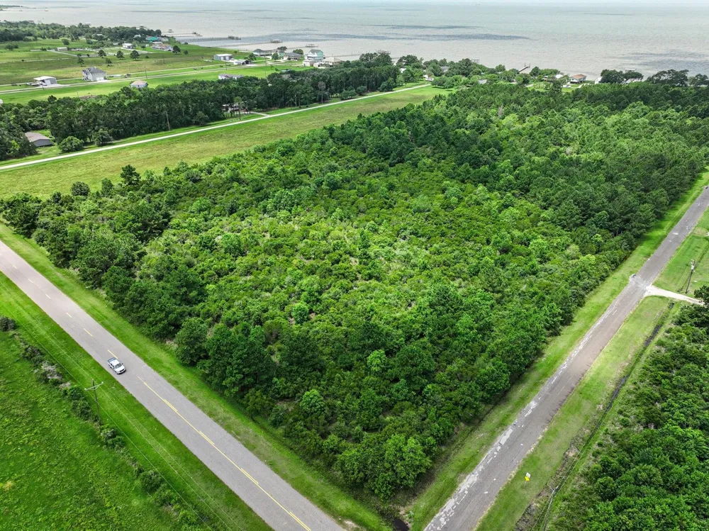 1750 W Bayshore Anahuac, TX 77514