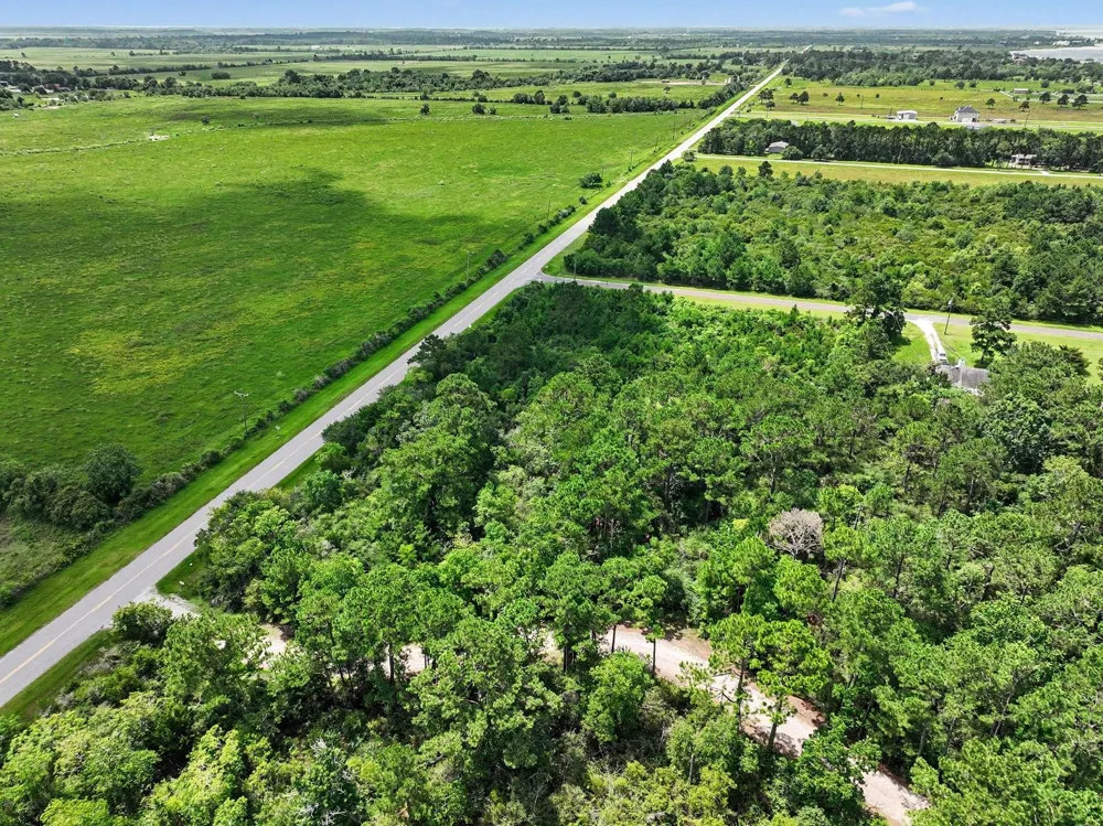 1750 W Bayshore Anahuac, TX 77514