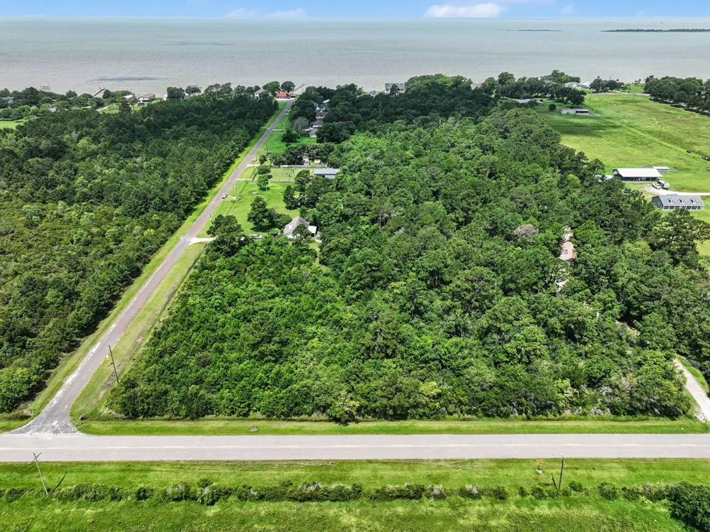 1750 W Bayshore Anahuac, TX 77514