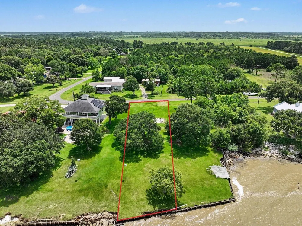 1750 W Bayshore Anahuac, TX 77514