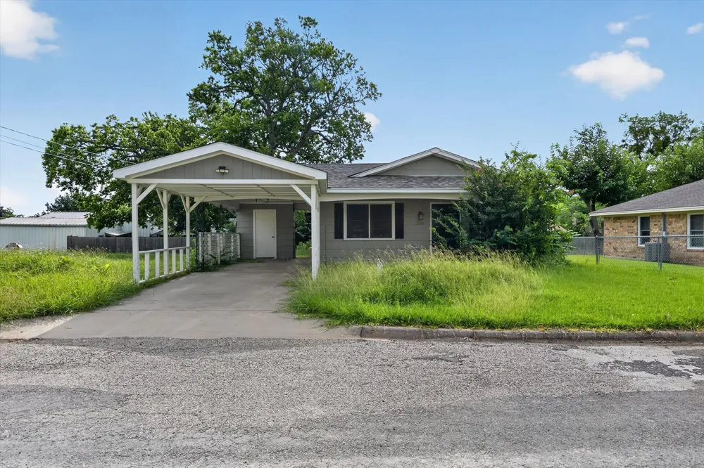 208 D STREET Whitesboro, TX 76273