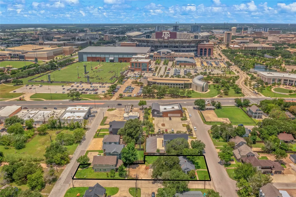 208 Fairview Avenue College Station, TX 77840