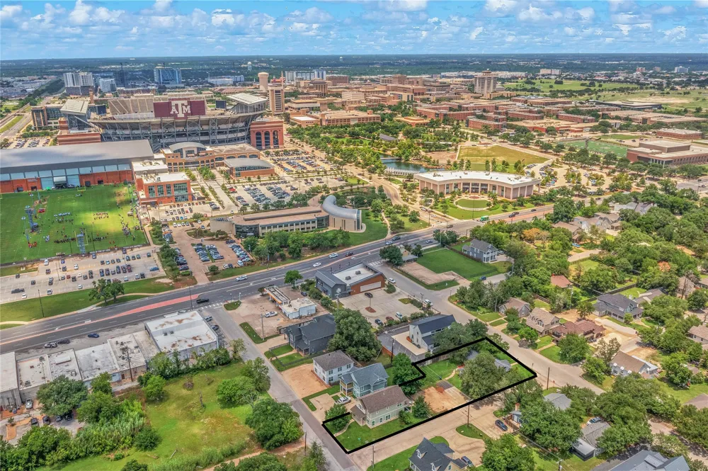 208 Fairview Avenue College Station, TX 77840