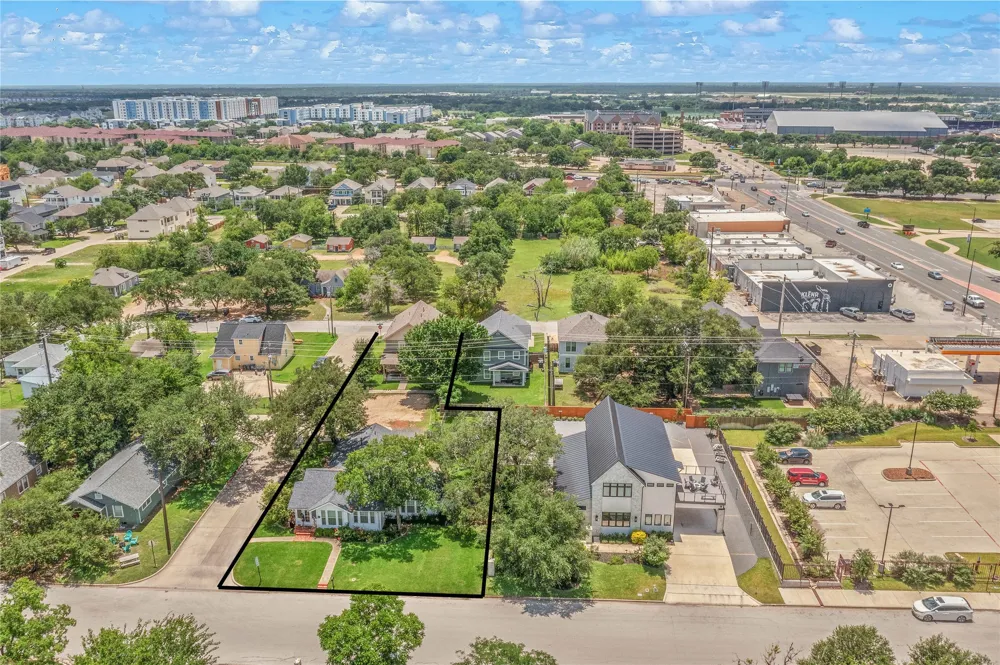 208 Fairview Avenue College Station, TX 77840
