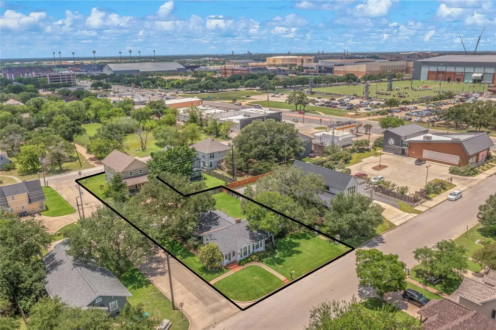 208 Fairview Avenue College Station, TX 77840