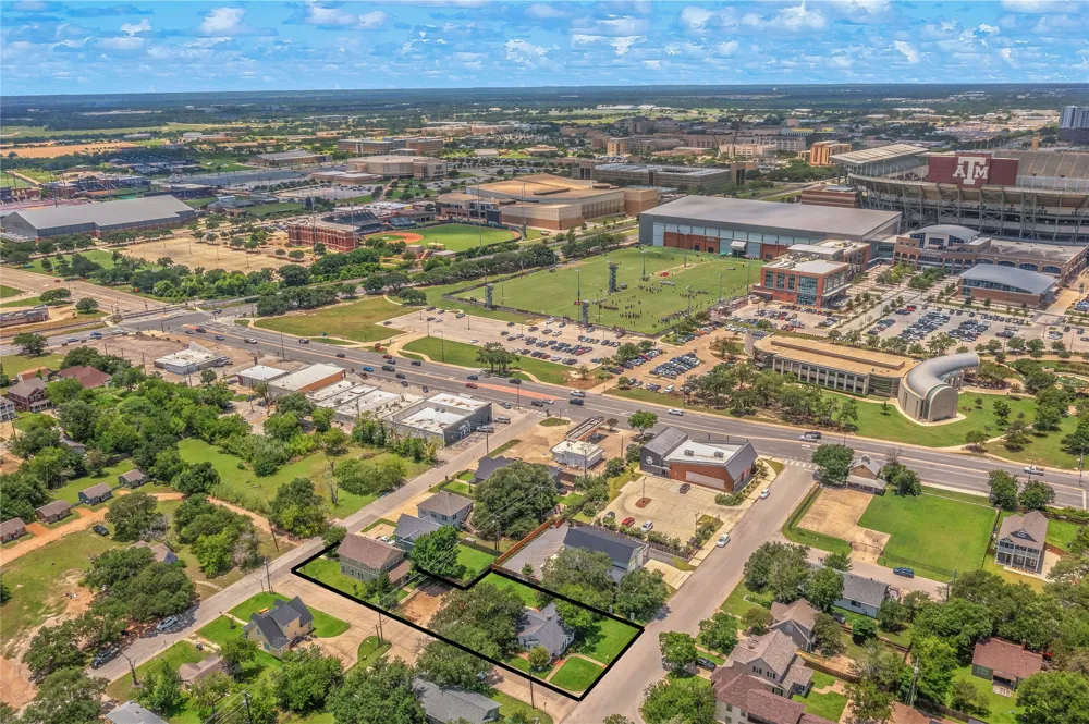 208 Fairview Avenue College Station, TX 77840