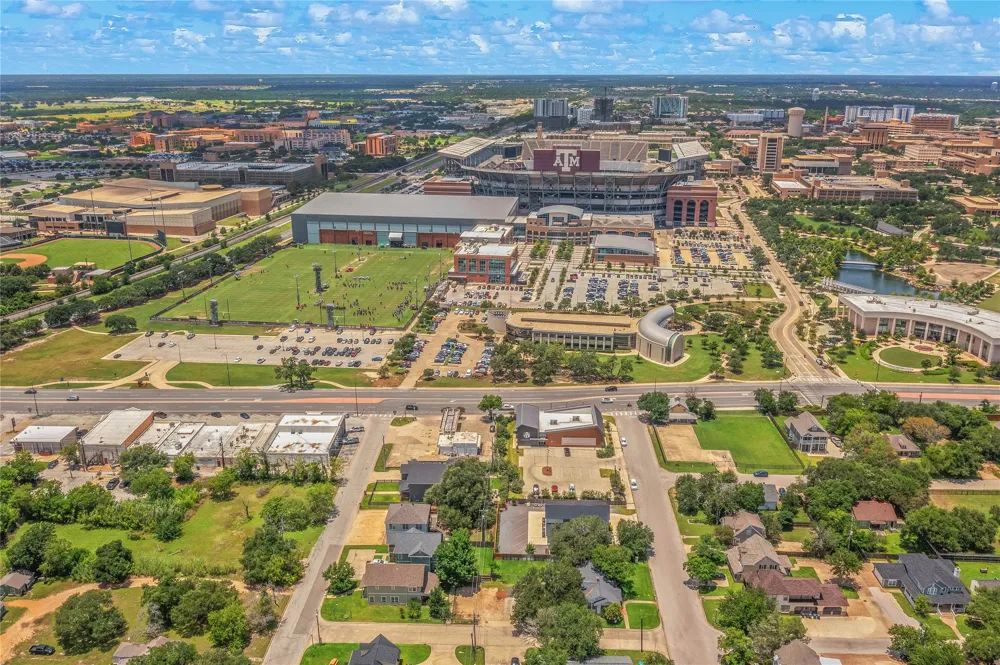 208 Fairview Avenue College Station, TX 77840