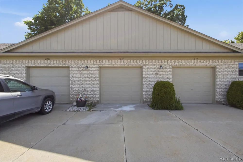41837 King Edward Court Clinton Charter Township, MI 48038