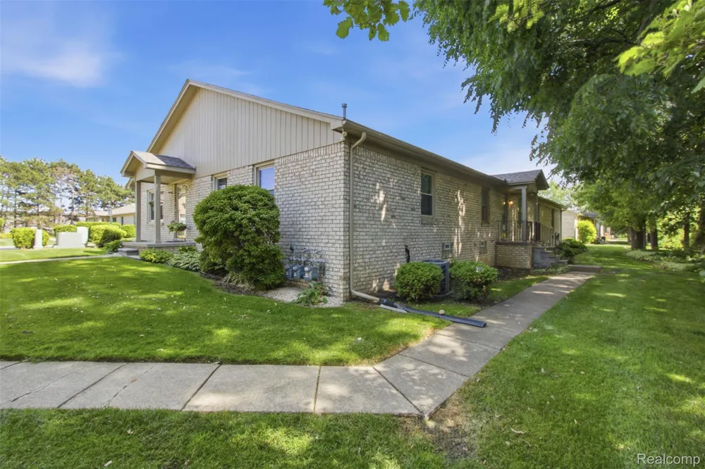 41837 King Edward Court Clinton Charter Township, MI 48038