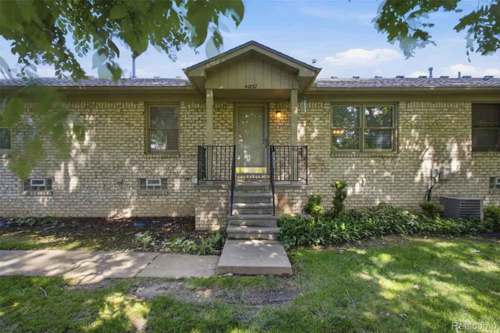 41837 King Edward Court Clinton Charter Township, MI 48038