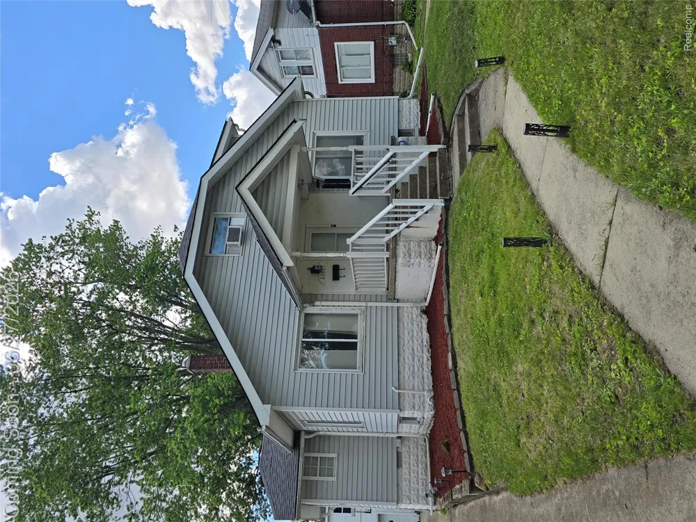22889 Oakwood Avenue Eastpointe City, MI 48021