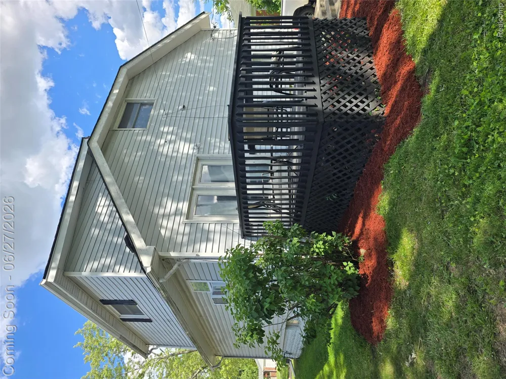 22889 Oakwood Avenue Eastpointe City, MI 48021
