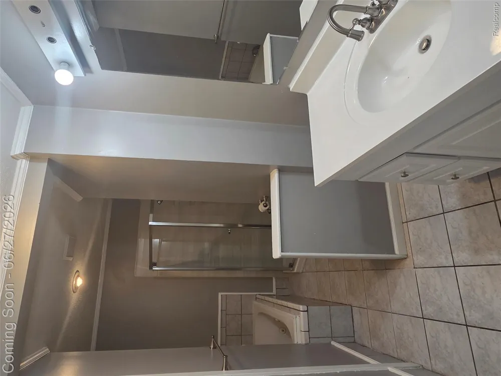 22889 Oakwood Avenue Eastpointe City, MI 48021