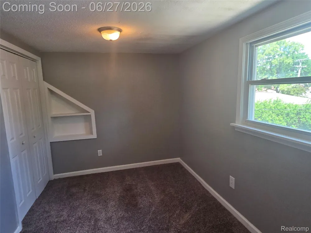 22889 Oakwood Avenue Eastpointe City, MI 48021