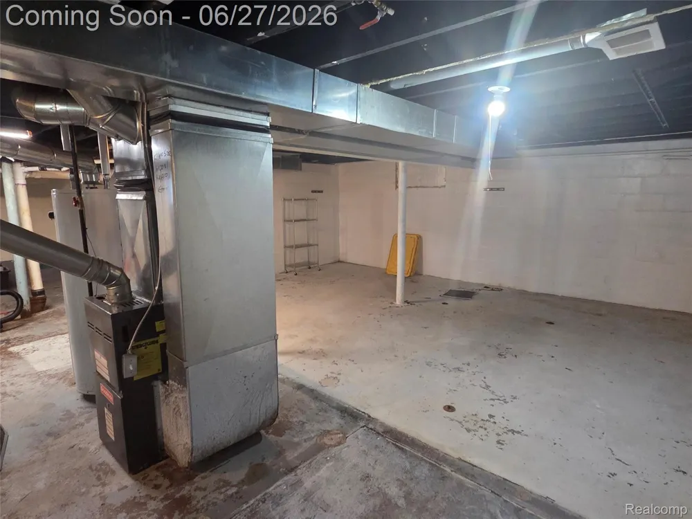 22889 Oakwood Avenue Eastpointe City, MI 48021