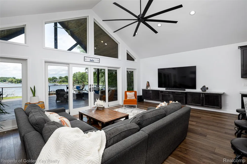 1210 W Oakley Park Road Commerce Charter Township, MI 48390