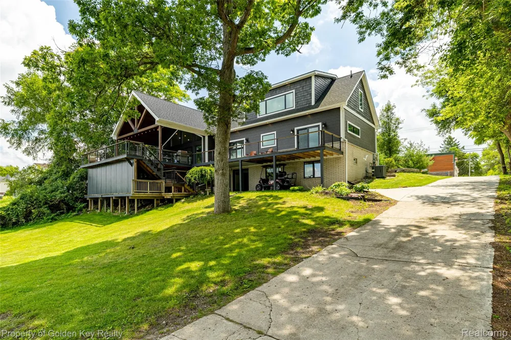 1210 W Oakley Park Road Commerce Charter Township, MI 48390