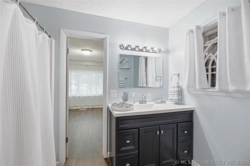 1575 E 565 ROAD Locust Grove, OK 74352
