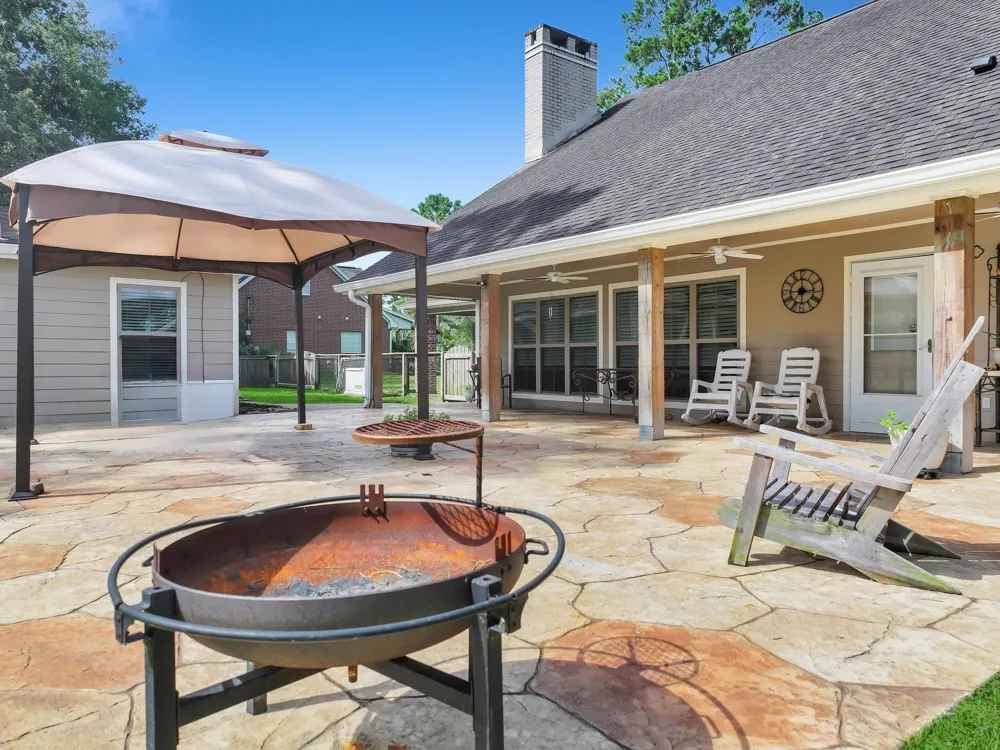 1255 E Pineshadows Drive Sour Lake, TX 77659