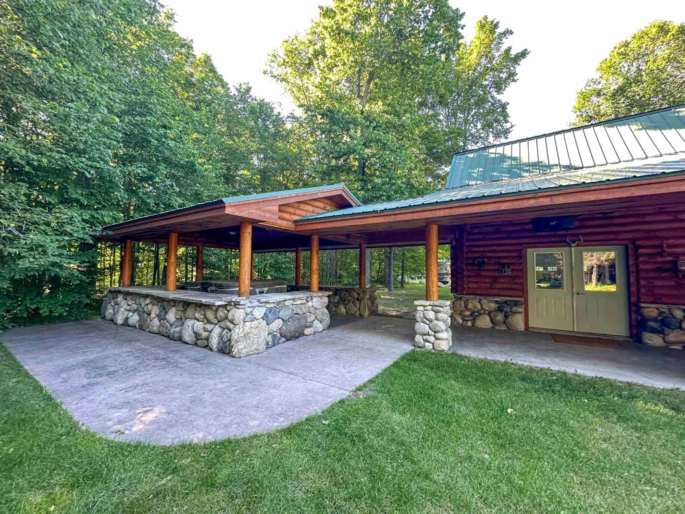 8157 NW Kellogg Road Clearwater Township, MI 49612