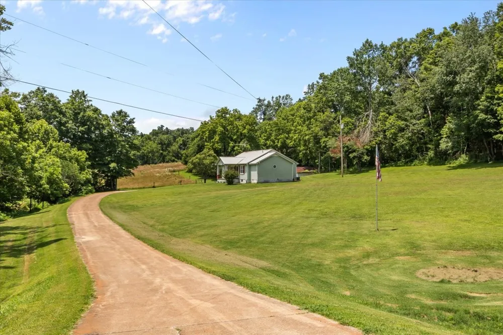 2035 Skyview Dr Centerville, TN 37033