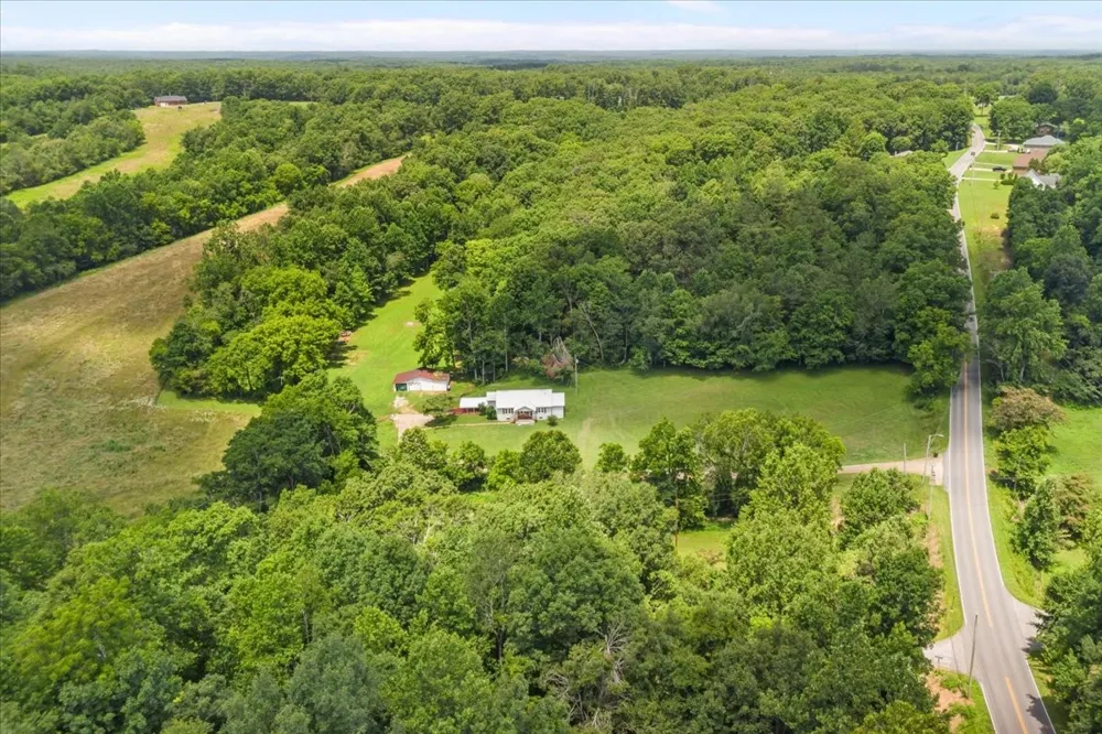 2035 Skyview Dr Centerville, TN 37033